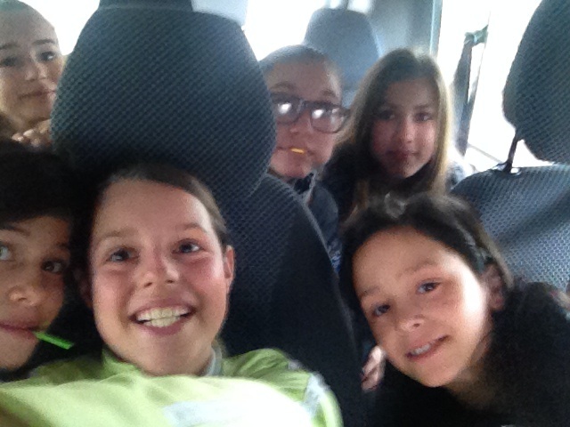 Elena, Bérénice, Emma, Sarah, Sara et Coraline dans le mini-bus Elena, Bérénice, Emma, Sarah, Sara et Coraline dans le mini-bus